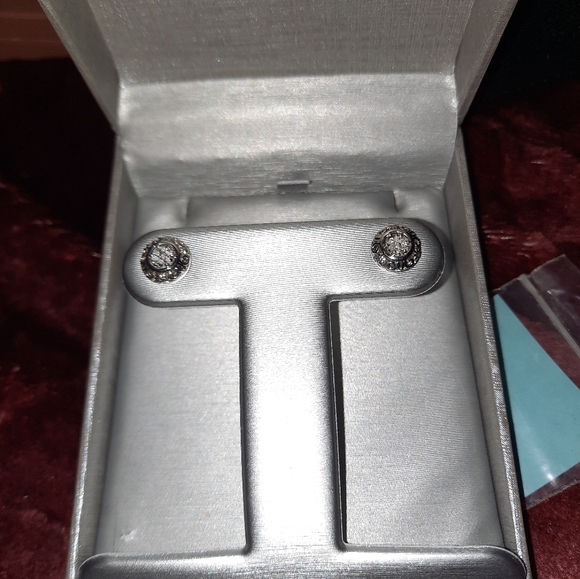 NIB GIFT ๐ BOXED ZALES JEWELERS GENUINE DIAMOND ๐ CLUSTER EARRINGS - Picture 2 of 3